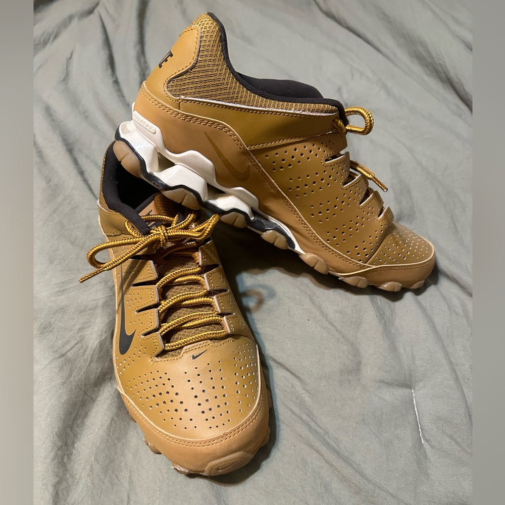 NIKE REAX MEN’S SIZE 9 - BASICALLY NEW!